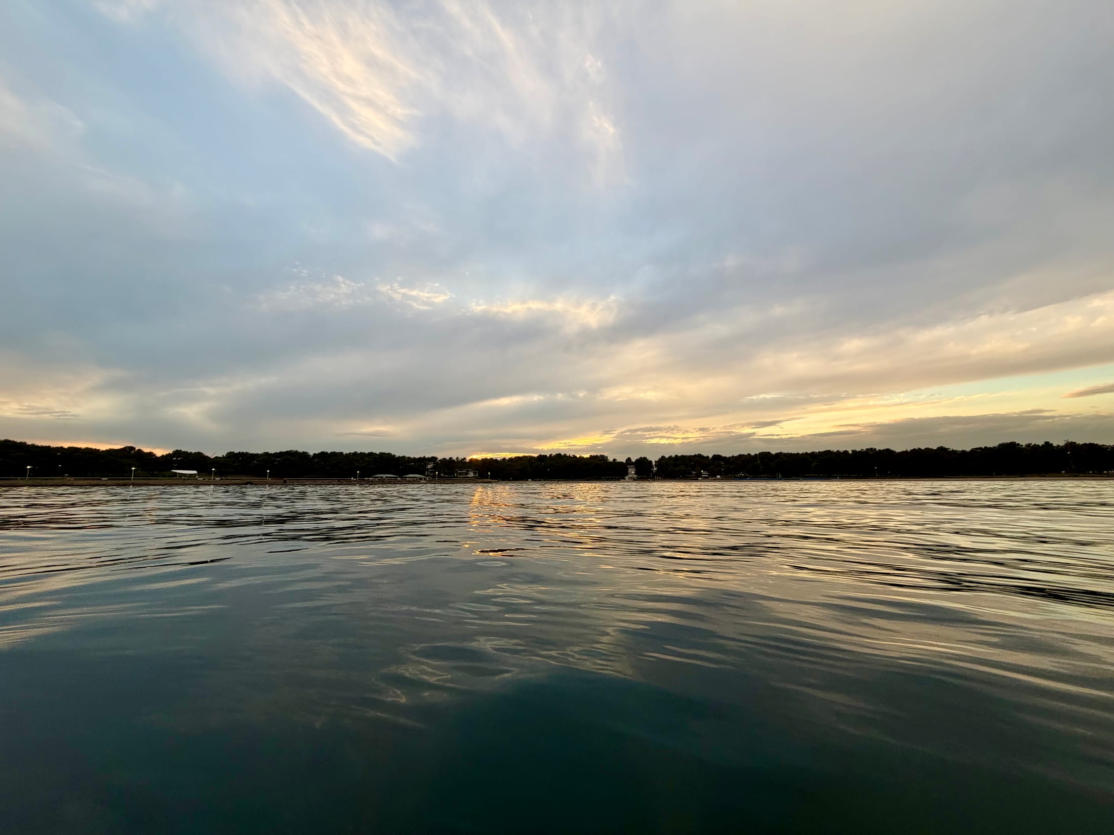 夕方の光を映す穏やかな海面