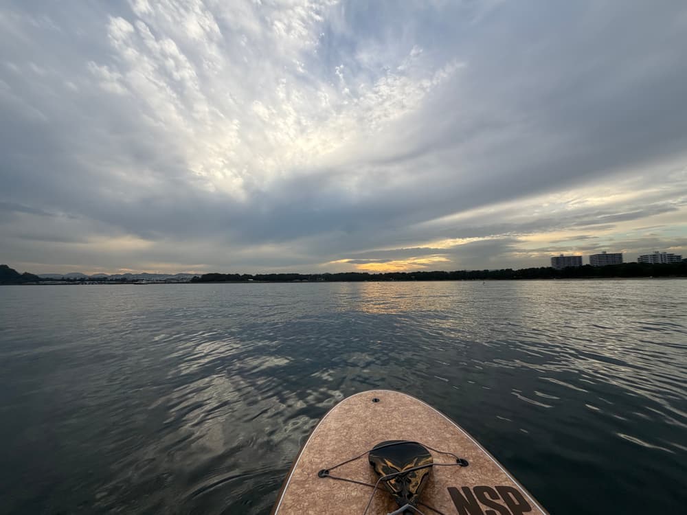 SUPボードの上から見た夕方の海の公園