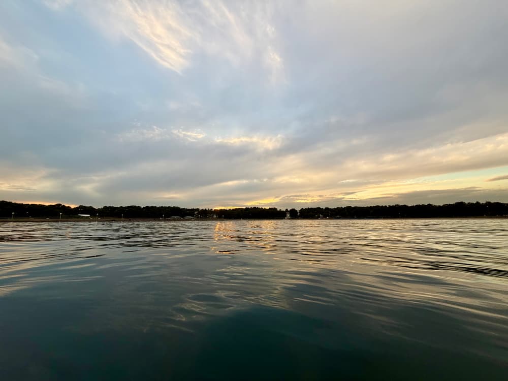 夕方の光を映す穏やかな海面