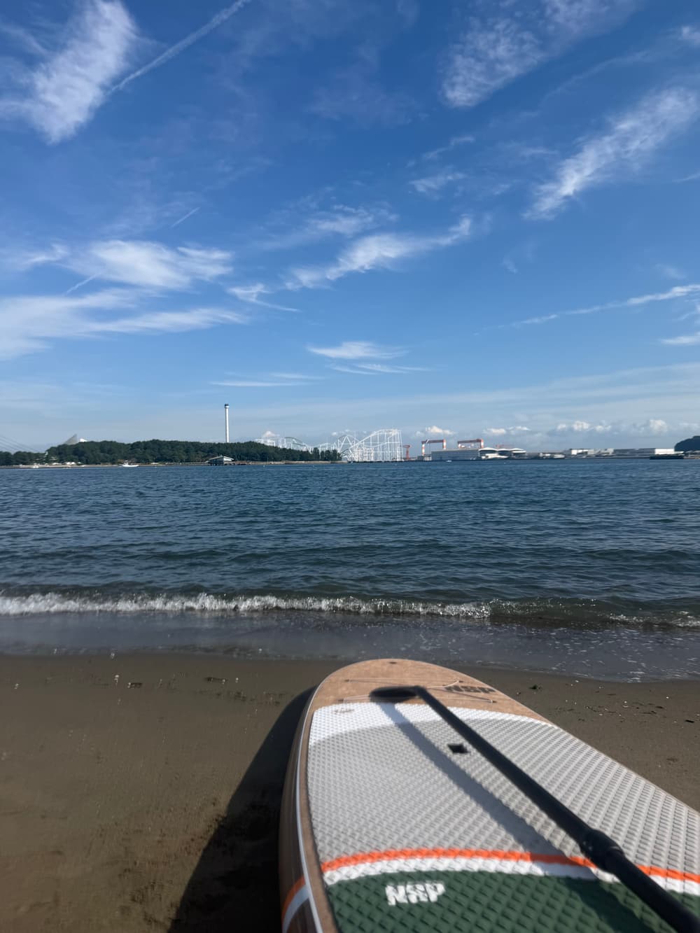 SUPボード越しに望む横浜・八景島シーパラダイス